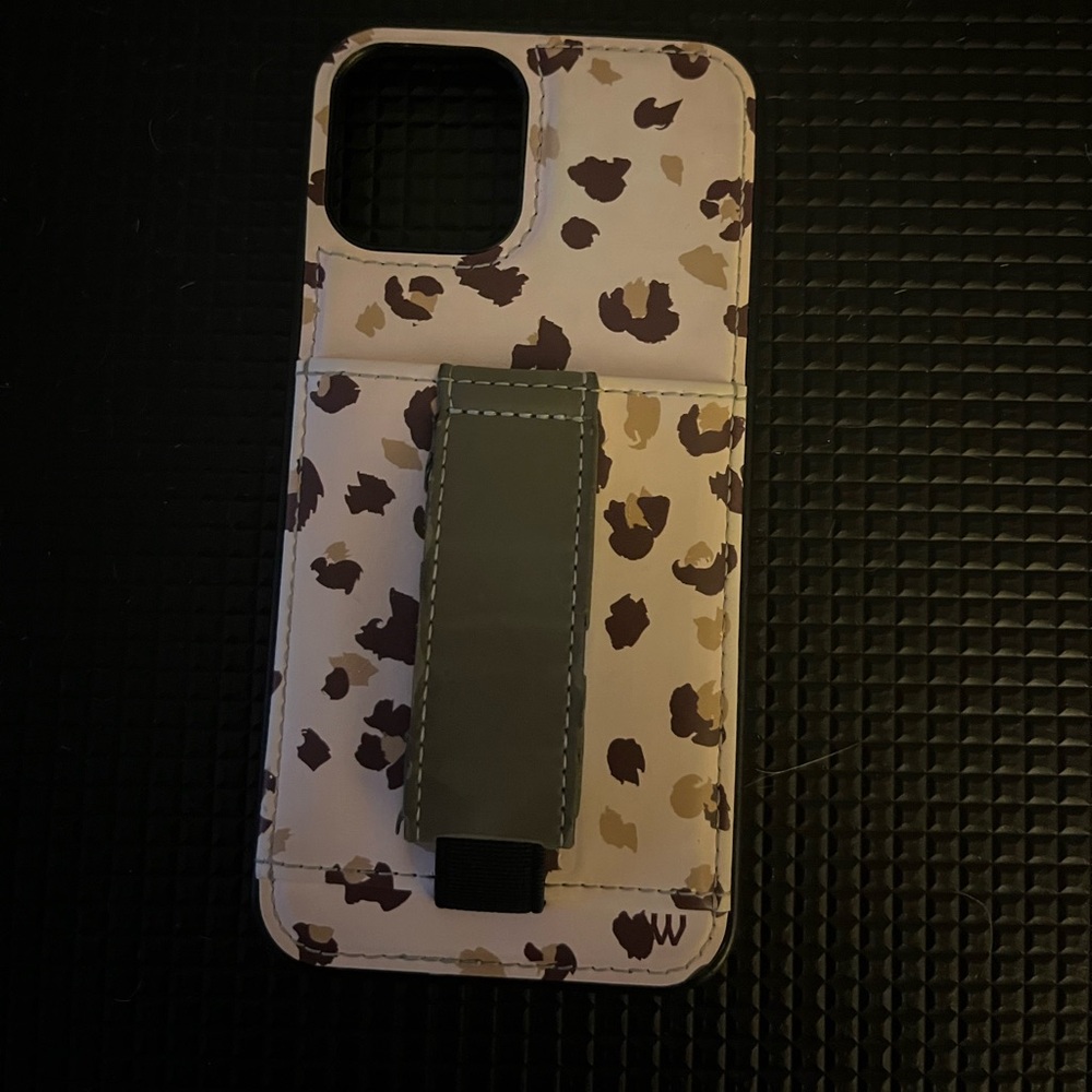 Stylish Leopard Print Phone Case with Stand
iPhone 12 6.1 Brown